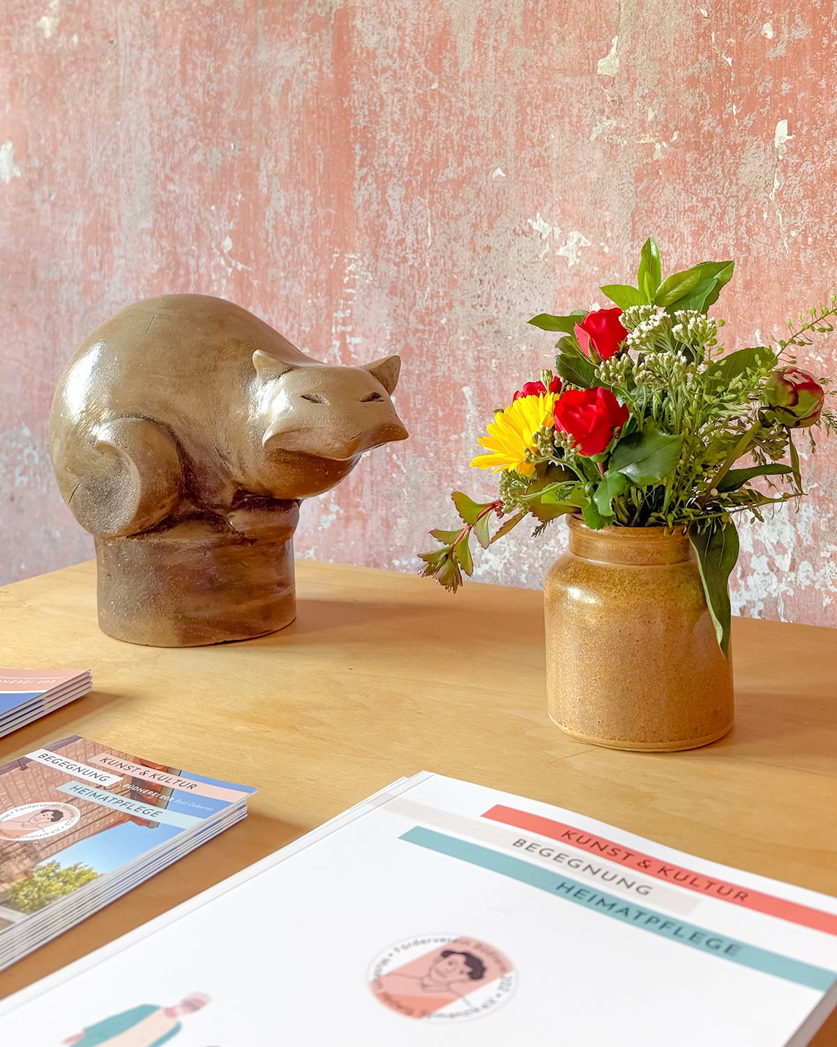 Plastik Katze von Hedwig Symanzik mit Blumen