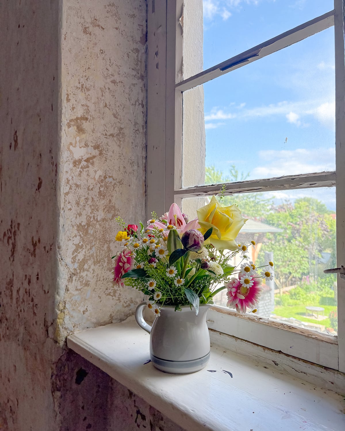 Büdnerei 202 in Bad Doberan mit Blumen im Fenster